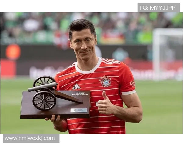 莱万回归拜仁遭球迷嘘声四起质疑其忘恩负义情感纠葛